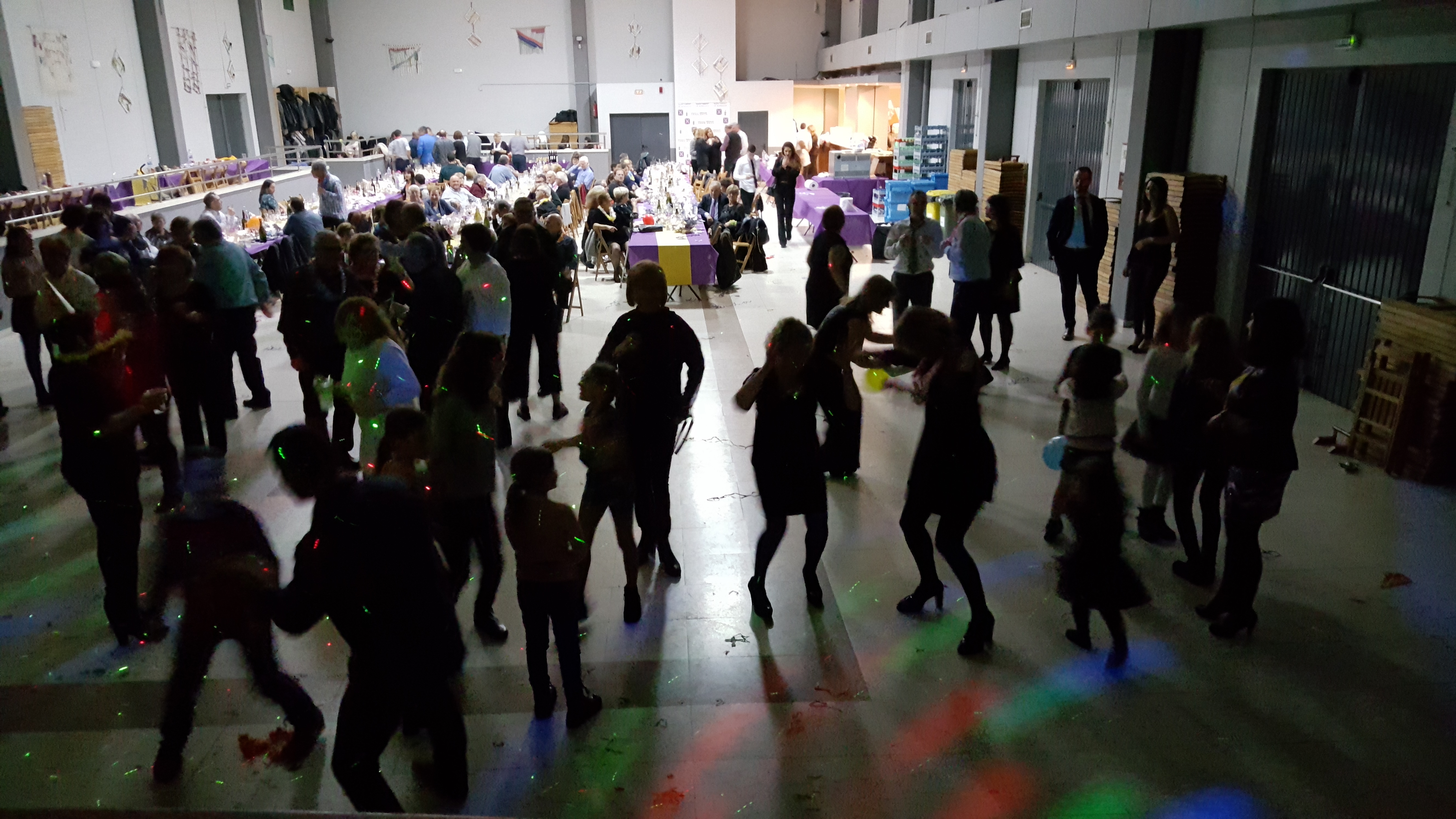 La revetlla de Cap d'Any va reunir 170 persones a la Sala de l'Ateneu, que van gaudir de la festa fins a la matinada.